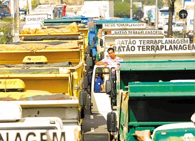 Fila de caminhes na marginal Tiet contra a restrio  sua circulao em SP, iniciada ontem