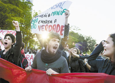 Alunos da USP participam de manifestao em frente ao prdio da reitoria contra a presena da Polcia Militar na Cidade Universitria