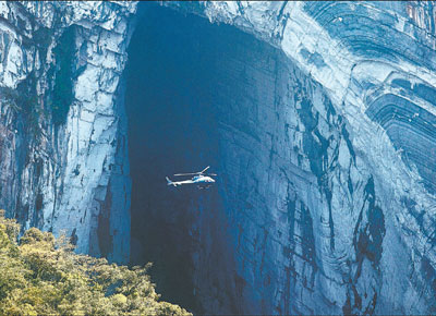 Helicptero sobrevoa o Alto Ribeira