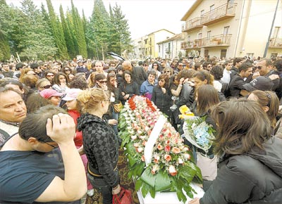 Enterro de Carmelina Iovine, 22, uma das vtimas do terremoto<br>na regio de Abruzzo (Itlia), cujos mortos j so mais de 270