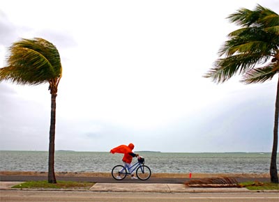 <b>VENTO BRAVO:</b> Mulher passeia em ilha do arquiplago de Flrida Keys, no sudeste dos Estados Unidos, atingida por ventania