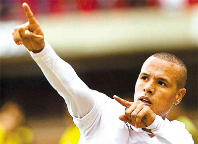 Luis Fabiano comemora o primeiro gol do So Paulo