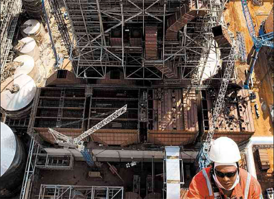 O Brasil que mais cresce: Operrio trabalha na construo de fbrica de celulose em Trs Lagoas (MS)