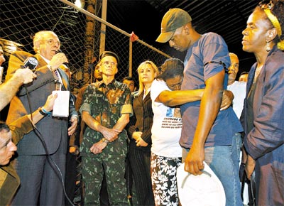 Nelson Jobim (esq.) fala a parentes dos trs jovens do morro da Providncia mortos no sbado