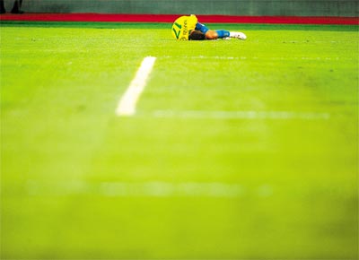 Rafael Sobis cado no jogo em que a seleo perdeu por 3 a 0