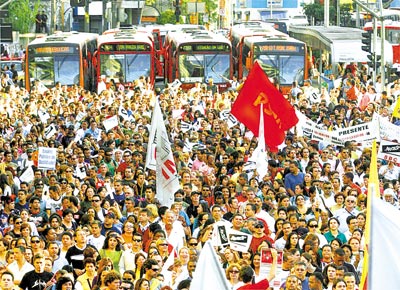 nibus parados na rua da Consolao devido a novo protesto de professores da rede estadual de SP