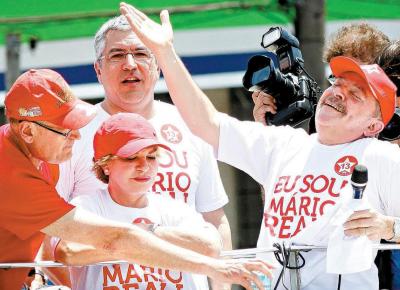 Lula participa de comcio em Diadema, no ABC paulista, com Marisa Letcia e o ministro Alexandre Padilha (ao fundo)