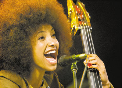 A contrabaixista Esperanza Spalding se exibe no 2 dia do Rock in Rio, no qual dividiu o palco com Milton Nascimento