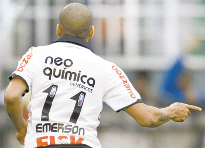 Emerson festeja o gol da vitria no Pacaembu