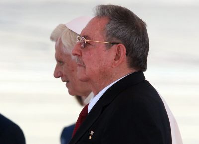 O papa  recebido por Ral Castro, em Santiago de Cuba