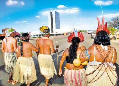 ndios protestam diante do Congresso Nacional contra possibilidade de mudana na demarcao da reserva Raposa/Serra do Sol