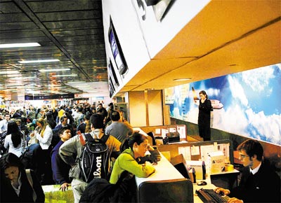 Passageiros aglomerados no Aeroparque, o aeroporto domstico de Buenos Aires, em meio ao caos areo na Argentina