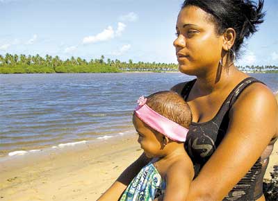 Kssia, 19, que recebia Bolsa Famlia, no local onde o marido se afogou, deixando-a com 2 filhos