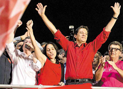 Ao lado da vice-prefeita eleita, Ndia Campeo (PC do B), Fernando Haddad comemora a vitria sobre trio eltrico na avenida Paulista